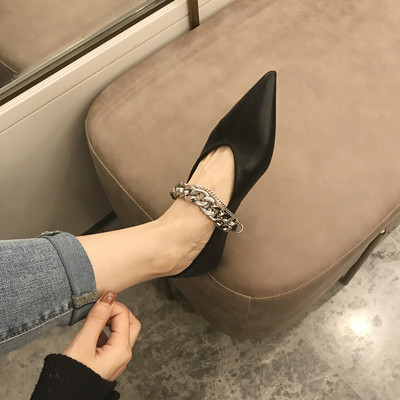 Női bőr cipő hegyes modell fém elemmel