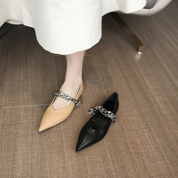 Női bőr cipő hegyes modell fém elemmel