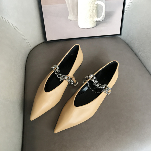 Női bőr cipő hegyes modell fém elemmel