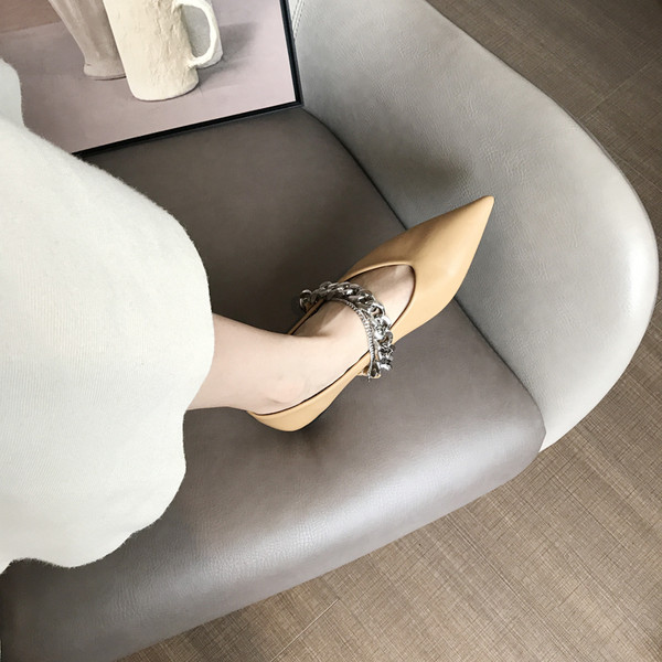 Női bőr cipő hegyes modell fém elemmel