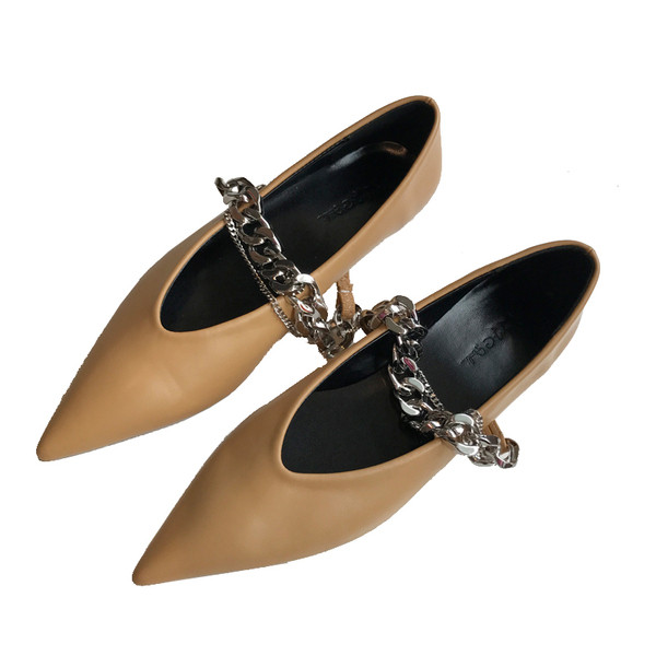 Női bőr cipő hegyes modell fém elemmel