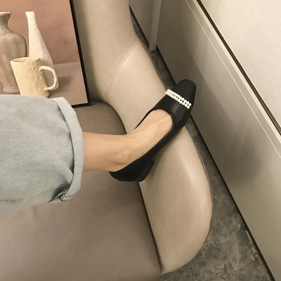 Öko bőrből készült modern női cipő gyöngyökkel