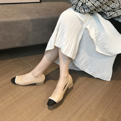 Öko bőrből készült modern női cipő gyöngyökkel