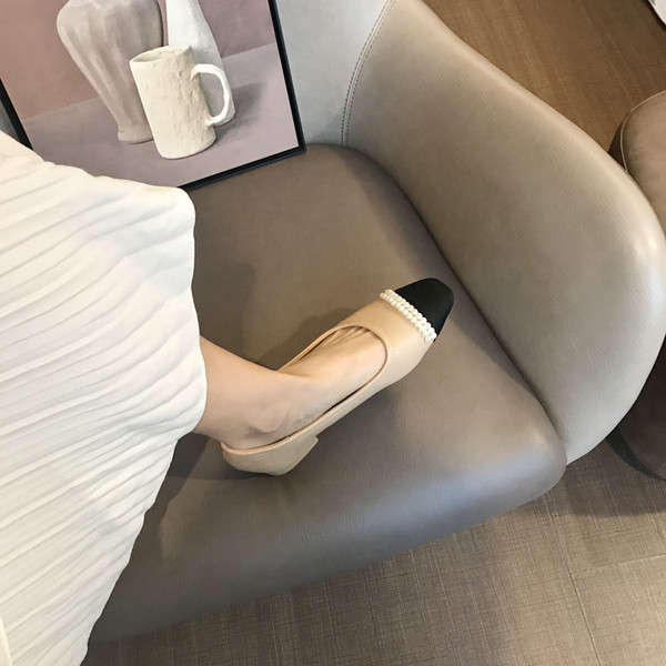 Öko bőrből készült modern női cipő gyöngyökkel