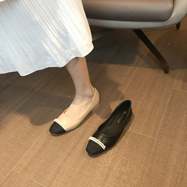 Öko bőrből készült modern női cipő gyöngyökkel