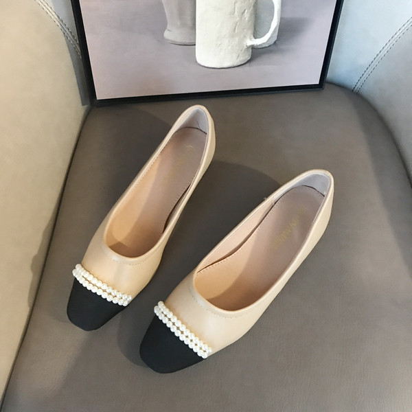 Öko bőrből készült modern női cipő gyöngyökkel