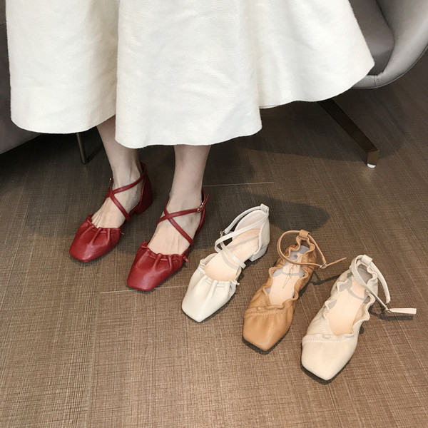 Női bőrcipő pánttal - két modell