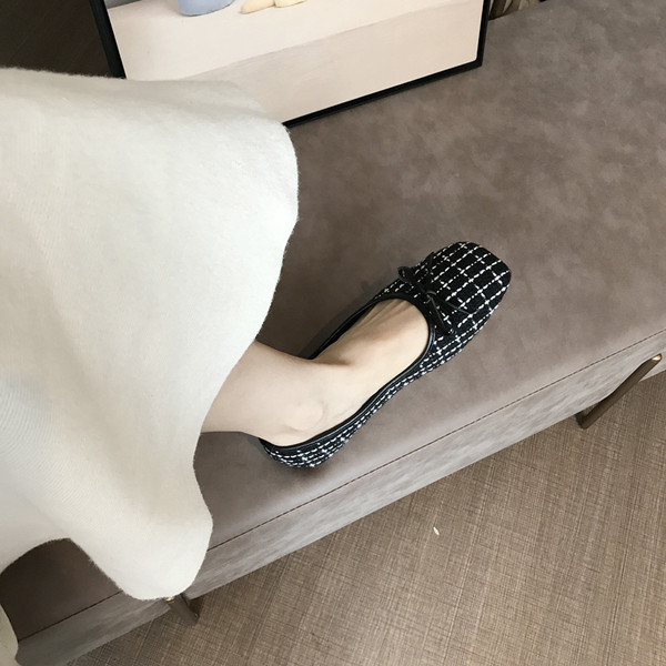 Textilből készült, szalagos női alkalmi cipő új modellje