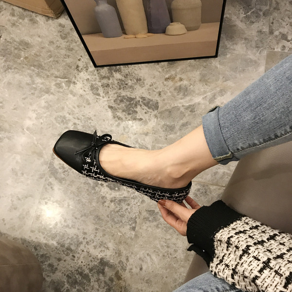 Textilből készült, szalagos női alkalmi cipő új modellje