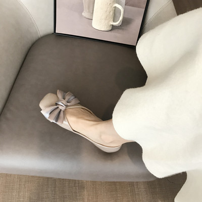 Stílusos női cipő szalaggal és lapos talppal