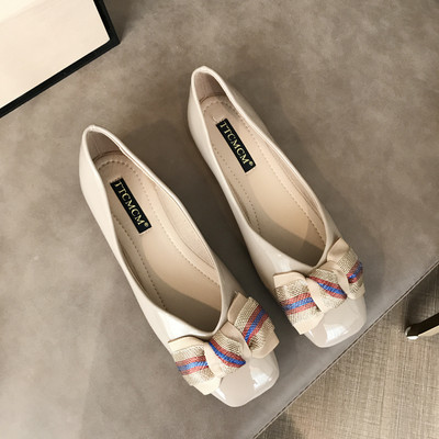 Stílusos női cipő szalaggal és lapos talppal