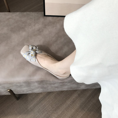 Stílusos női cipő szalaggal és lapos talppal