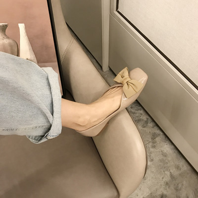 Stílusos női cipő szalaggal és lapos talppal