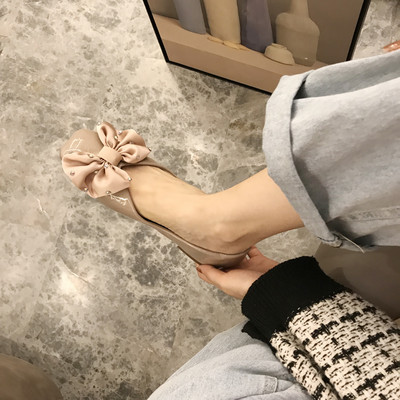 Stílusos női cipő szalaggal és lapos talppal