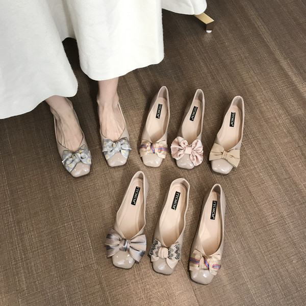 Stílusos női cipő szalaggal és lapos talppal