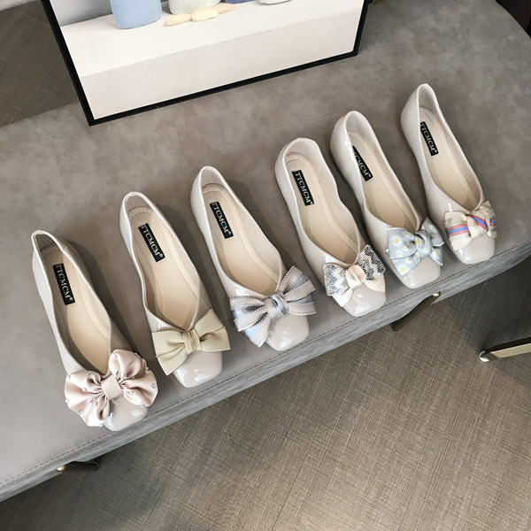 Stílusos női cipő szalaggal és lapos talppal