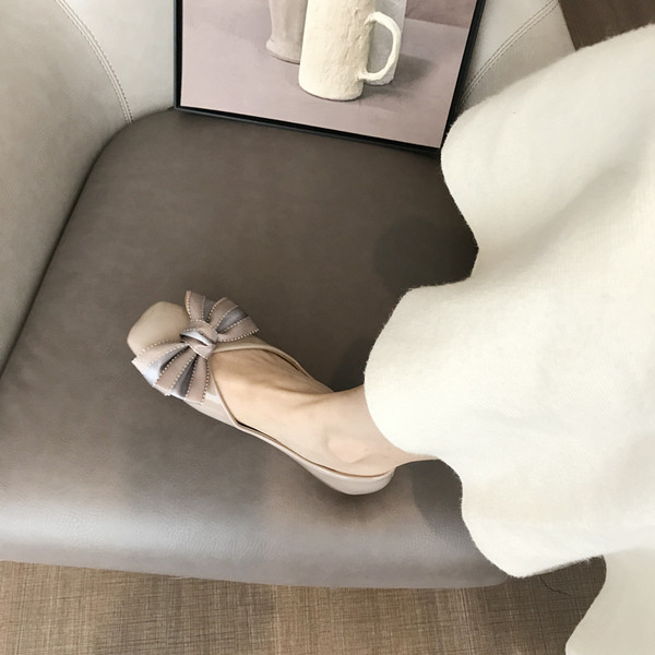 Stílusos női cipő szalaggal és lapos talppal