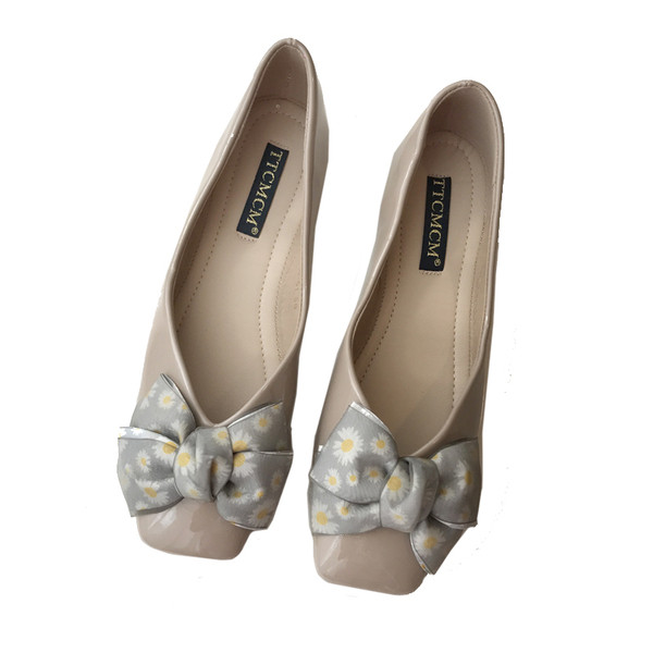 Stílusos női cipő szalaggal és lapos talppal