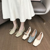 Új női cipőmodell fűzős és szögletes sarokkal