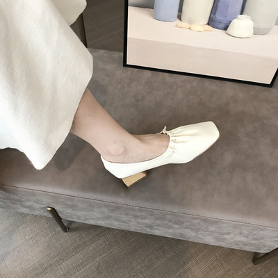 Új női cipőmodell fűzős és szögletes sarokkal