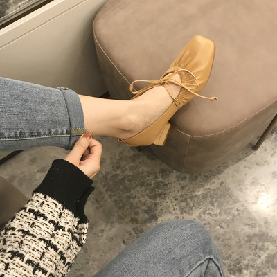 Új női cipőmodell fűzős és szögletes sarokkal