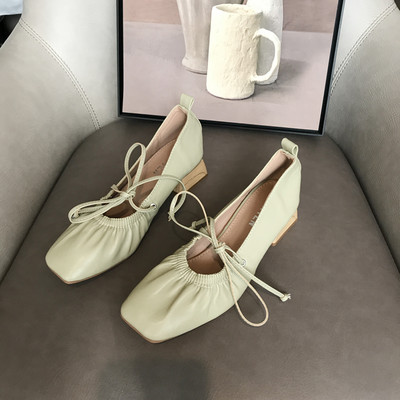 Új női cipőmodell fűzős és szögletes sarokkal