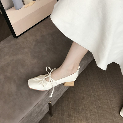 Új női cipőmodell fűzős és szögletes sarokkal