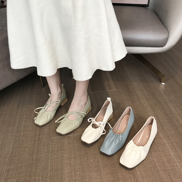 Új női cipőmodell fűzős és szögletes sarokkal