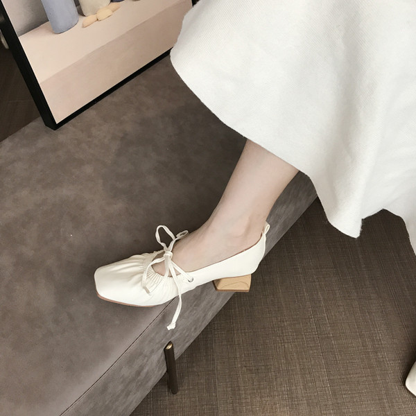 Új női cipőmodell fűzős és szögletes sarokkal