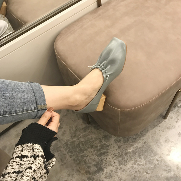 Új női cipőmodell fűzős és szögletes sarokkal