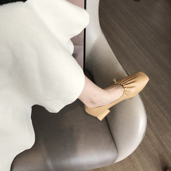 Új női cipőmodell fűzős és szögletes sarokkal