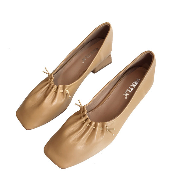 Új női cipőmodell fűzős és szögletes sarokkal