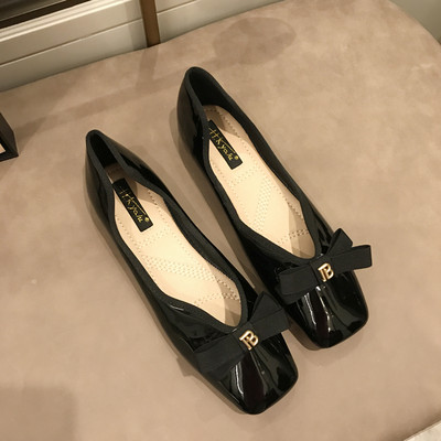 Új női cipőmodell szalaggal több színben