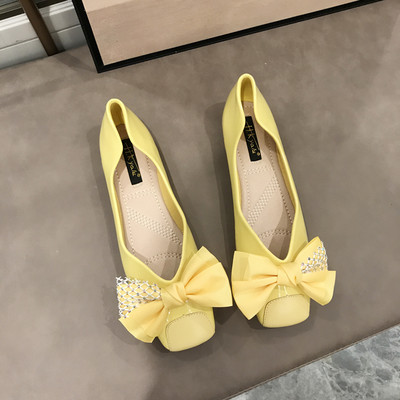 Új női cipőmodell szalaggal több színben