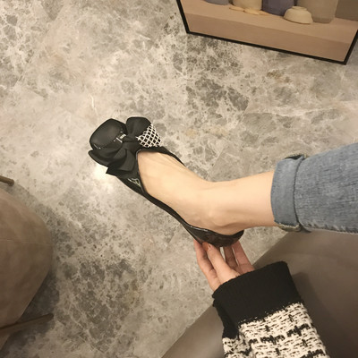 Új női cipőmodell szalaggal több színben