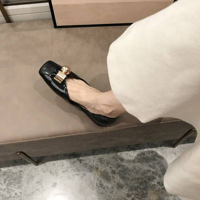 Új női cipőmodell szalaggal több színben