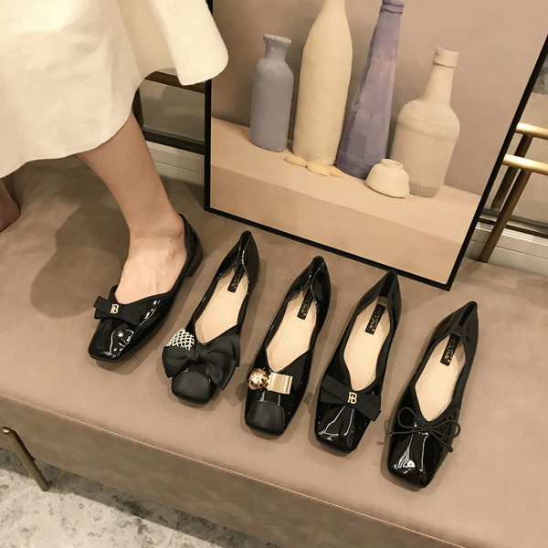 Új női cipőmodell szalaggal több színben