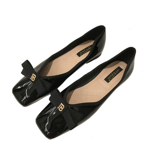 Új női cipőmodell szalaggal több színben