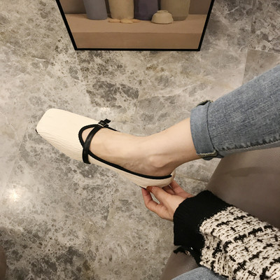 Női cipő pánttal vagy anélkül