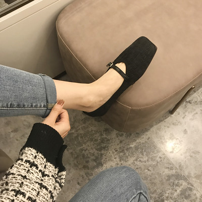 Női cipő pánttal vagy anélkül