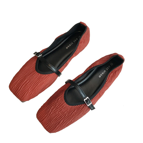 Női cipő pánttal vagy anélkül