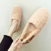 Női pehelycipő csattal és lapos talppal