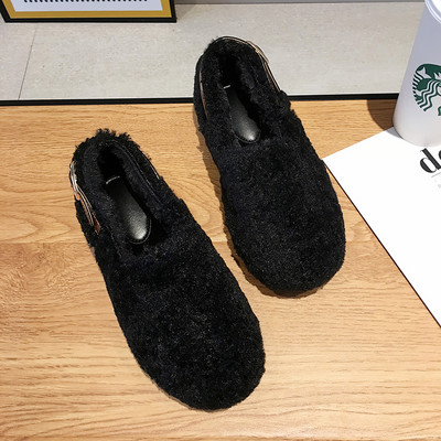 Női pehelycipő csattal és lapos talppal