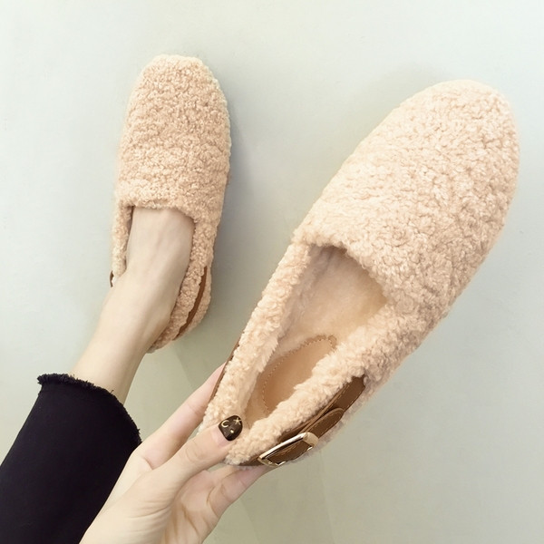 Női pehelycipő csattal és lapos talppal