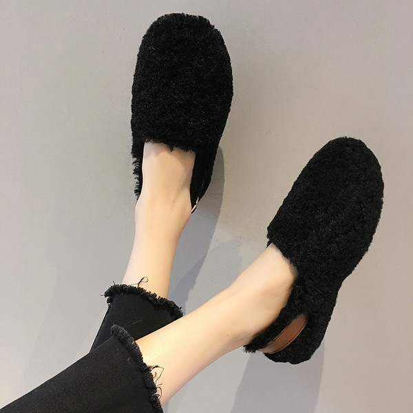 Női pehelycipő csattal és lapos talppal