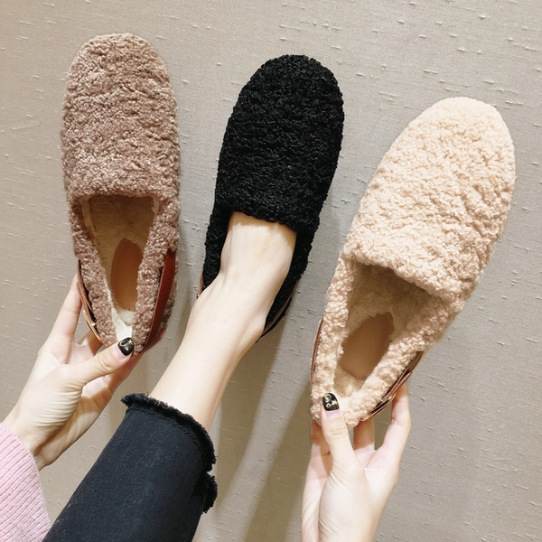 Női pehelycipő csattal és lapos talppal