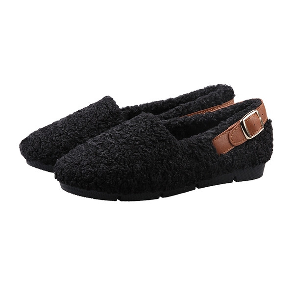 Női pehelycipő csattal és lapos talppal