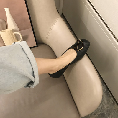 Női alkalmi cipő eko bőrből, lapos talppal és díszítéssel