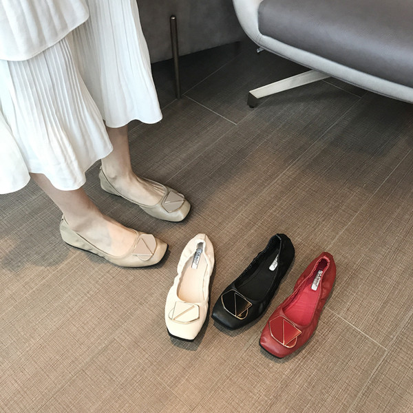 Női alkalmi cipő eko bőrből, lapos talppal és díszítéssel