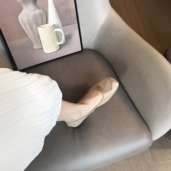 Női alkalmi cipő eko bőrből, lapos talppal és díszítéssel